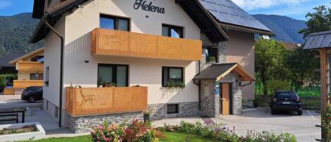 المنشأة من الخارج