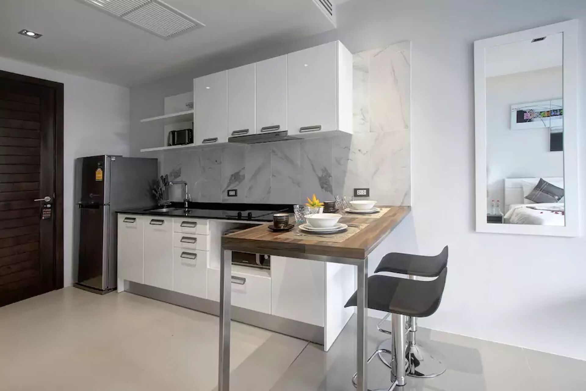 Réfrigérateur, micro-ondes, plaque de cuisson, cafetière/bouilloire