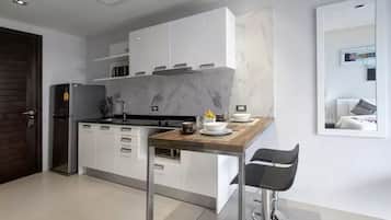 Jääkaappi, mikroaaltouuni, liesi, kahvin-/teenkeitin