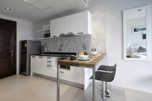 Fridge, microwave, stovetop, coffee/tea maker - Modern Studio Apartment @ Patong (Patong)