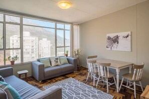 TV, books - Iconic Architecture With Sweeping Mountain Views! (Cape Town)