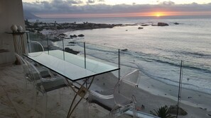 Outdoor dining - Spectacular ocean view apartment (Clifton, Cape Town)