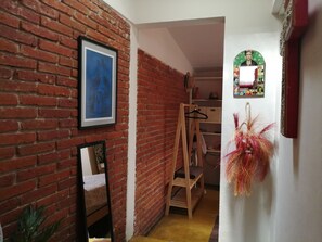 1 habitación, tabla de planchar con plancha, wifi y ropa de cama 