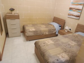 2 chambres, fer et planche à repasser, Wi-Fi gratuit, draps fournis