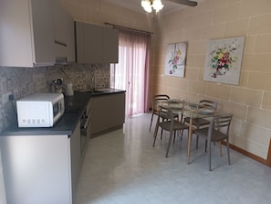 Fridge, microwave, oven, coffee/tea maker
