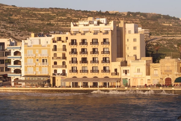 Xlendi bay and its restaurants