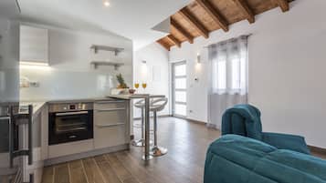 Een koelkast, een microgolfoven, een oven, een kookplaat