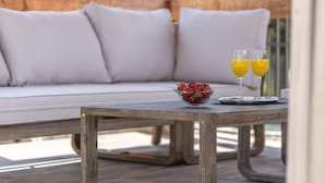 A wooden table with a bowl of strawberries and two glasses of orange juice. - Beautiful Eco-Friendly Villa in Split – Just Steps from Marjan and the Center (Split)