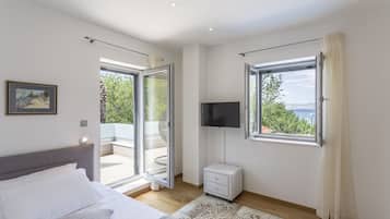 4 bedrooms, in-room safe, iron/ironing board, travel crib