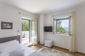 4 bedrooms, in-room safe, iron/ironing board, travel cot