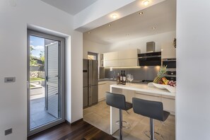 Fridge, microwave, oven, stovetop - Beautiful Eco-Friendly Villa in Split – Just Steps from Marjan and the Center (Split)