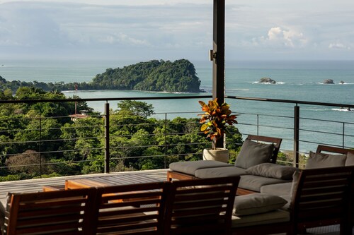 BREATHTAKING VILLA, STUNNING OCEAN /JUNGLE VIEWS, POOL, HS WIFI & MONKEYS!