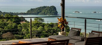 BREATHTAKING VILLA, STUNNING OCEAN /JUNGLE VIEWS, POOL, HS WIFI & MONKEYS!