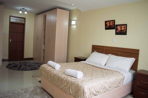 3 bedrooms, desk, iron/ironing board, free WiFi