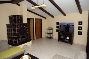Smart TV, caminetto, tavolo da ping pong