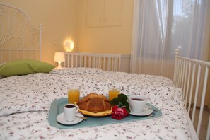 1 bedroom, in-room safe, iron/ironing board, free WiFi - Under the Walnut Tree Pomer - Family & pet-friendly, big lawn, greenery, nature (Pomer)