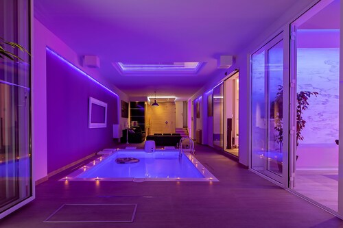 Villa de fête avec piscine couverte chauffée Spa et jardin zen