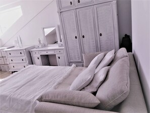 3 bedrooms, iron/ironing board, WiFi, bed sheets