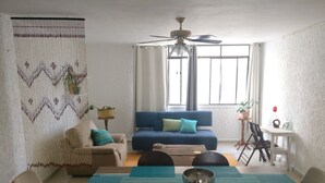 A dining area with a wooden table, blue placemats, and a metal bowl. - Clean spacious apartment w/ pool. Central Cancun 5 mins from beach (Cancún)