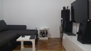 Télévision, livres, chaîne hi-fi