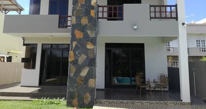 Luxus-Villa mit 4 Schlafzimmern, alle mit eigenem Bad und privatem Pool, mit Meerblick