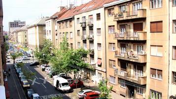 Parkeerplaatsen op het terrein