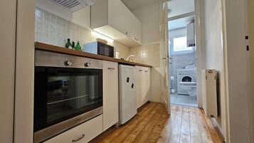 Een koelkast, een magnetron, een oven, een kookplaat