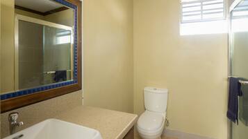 Douche, serviettes fournies, savon, papier toilette