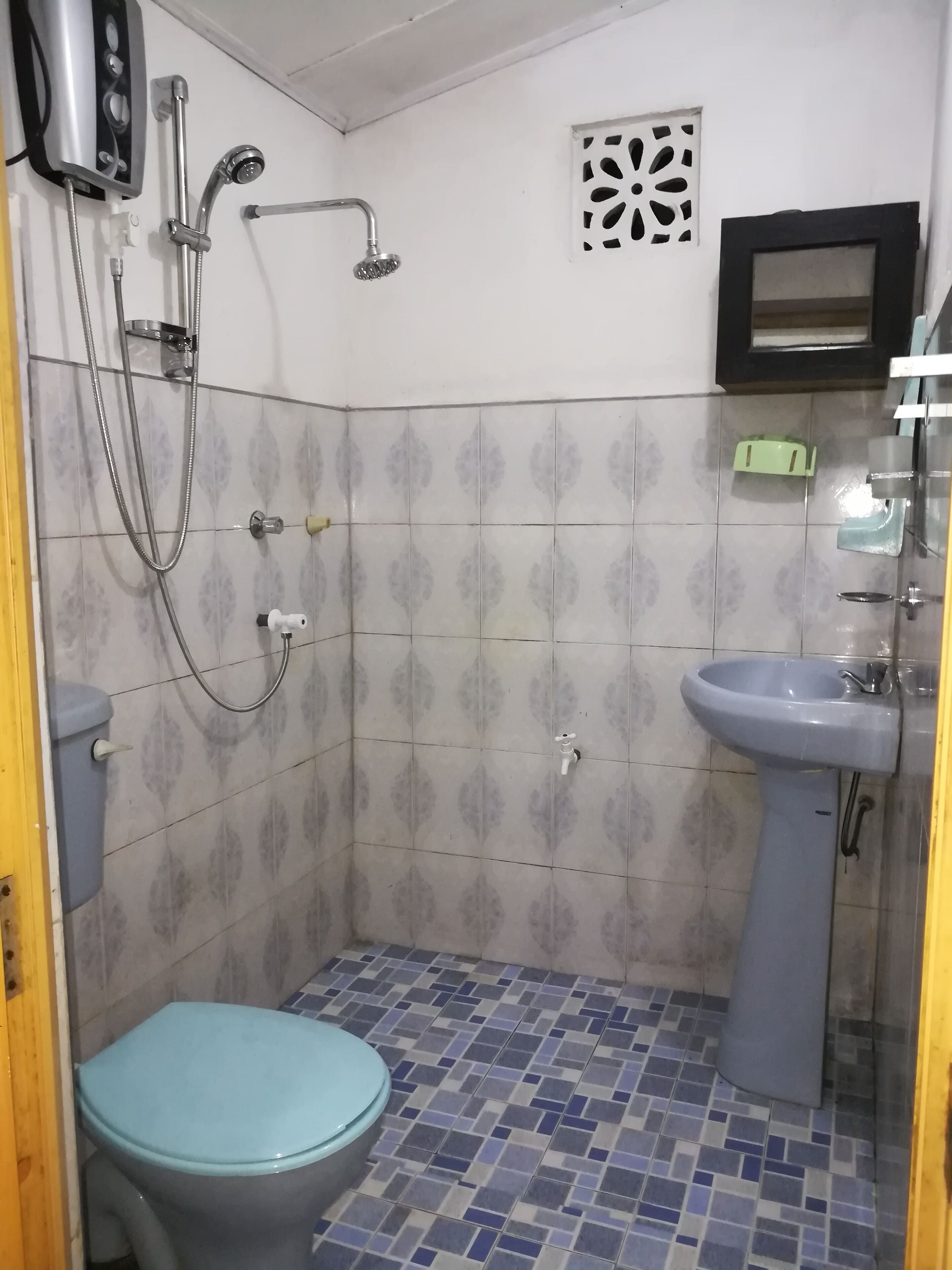 Douche, serviettes fournies, savon, papier toilette
