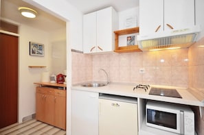 Coffee/tea maker, fridge, microwave, dishwasher