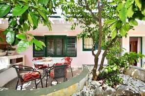 Unclassified image, 3 of 22, button - Romantic green garden, two bedrooms, grill, parking, 250 m to the pebble beach (Slatine)