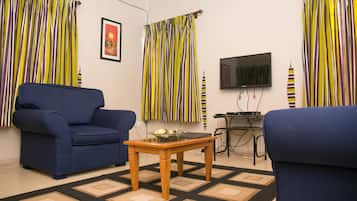 Una televisión de pantalla plana, un reproductor de DVD