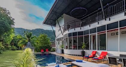 Private moderne Pool-Villa mit Blick auf die Berge für große Familie und Freunde