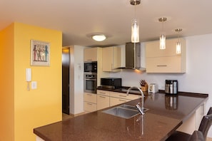 Refrigerador, microondas, horno, placa de cocina