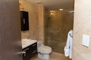 Dusche, Haartrockner, Handtücher, Seife