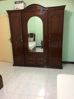 3 bedrooms, iron/ironing board, free WiFi, bed sheets - Great location between Lebanon & Sheihab St. (Cairo)