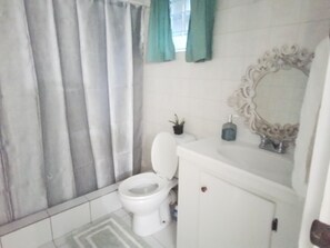 تجهيزات دش، مناشف، صابون، ورق حمّام