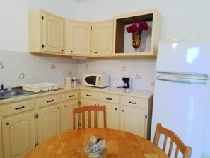 Fridge, microwave, oven, stovetop - One bedroom & kitchenette, Air Condition apartment fully furnished.   (Gros Islet)