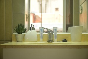 Combined shower/bathtub, hair dryer, towels