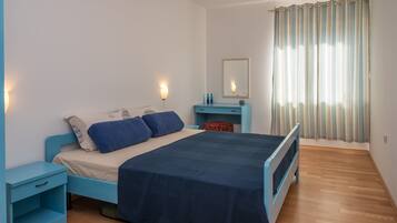 2 bedrooms, internet, bed sheets