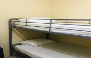 2 dormitorios, tabla de planchar con plancha, wifi gratis y ropa de cama