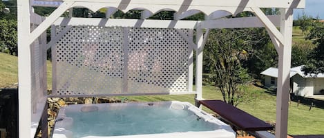 Tina de hidromasaje al aire libre