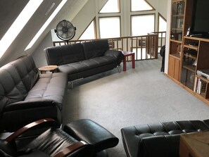 スマートテレビ、暖炉、DVD プレーヤー、テーブルサッカー台