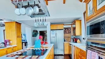 Geladeira, micro-ondas, fogão, cooktop