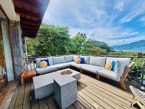 Terrace/patio - Beautiful and Modern 5 Bedroom Lake Atitlán Paradise with Pool & Jacuzzi (San Lucas Tolimán)