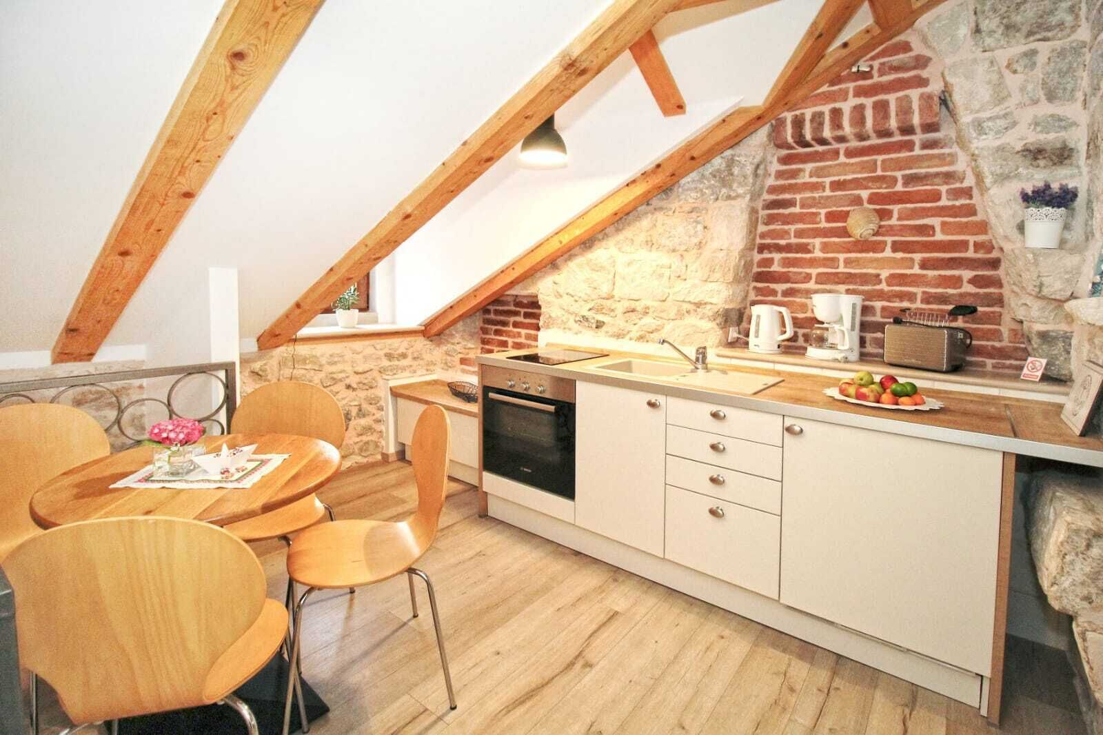 Kühlschrank, Ofen, Wasserkocher mit Kaffee-/Teezubehör, Wasserkocher