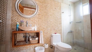Regadera, toallas, jabón, papel de baño