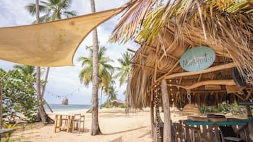 En la playa, camastros y toallas de playa