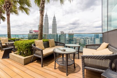 3 minutes walking to Pavilion & KLCC, 2BR for 4-5 pax, Cozy & Clean Apartment