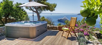 Idyllic location with stunning view located in Park forest & 100m from the sea